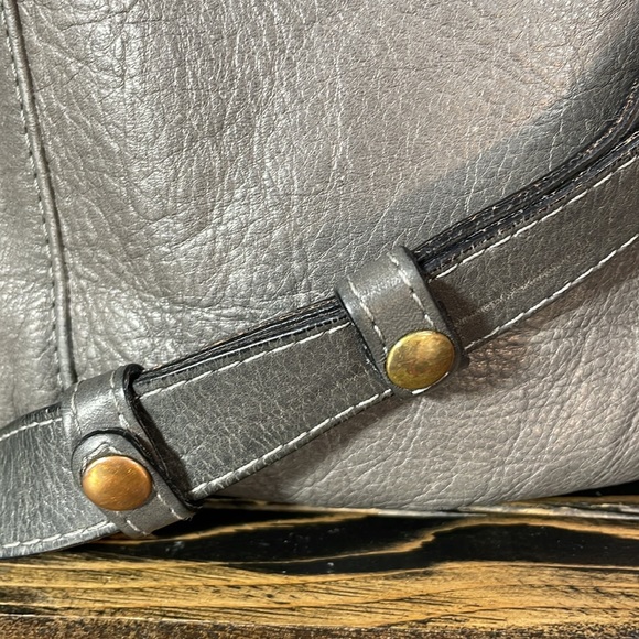 Italian made hobo purse in gorgeous grey leather - it’s so classic! - Picture 4 of 17